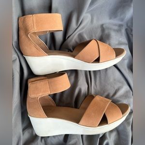 Naturalizer Riviera Ankle Strap Wedge Sandal Size 8.5M Cookie Dough Nubuck